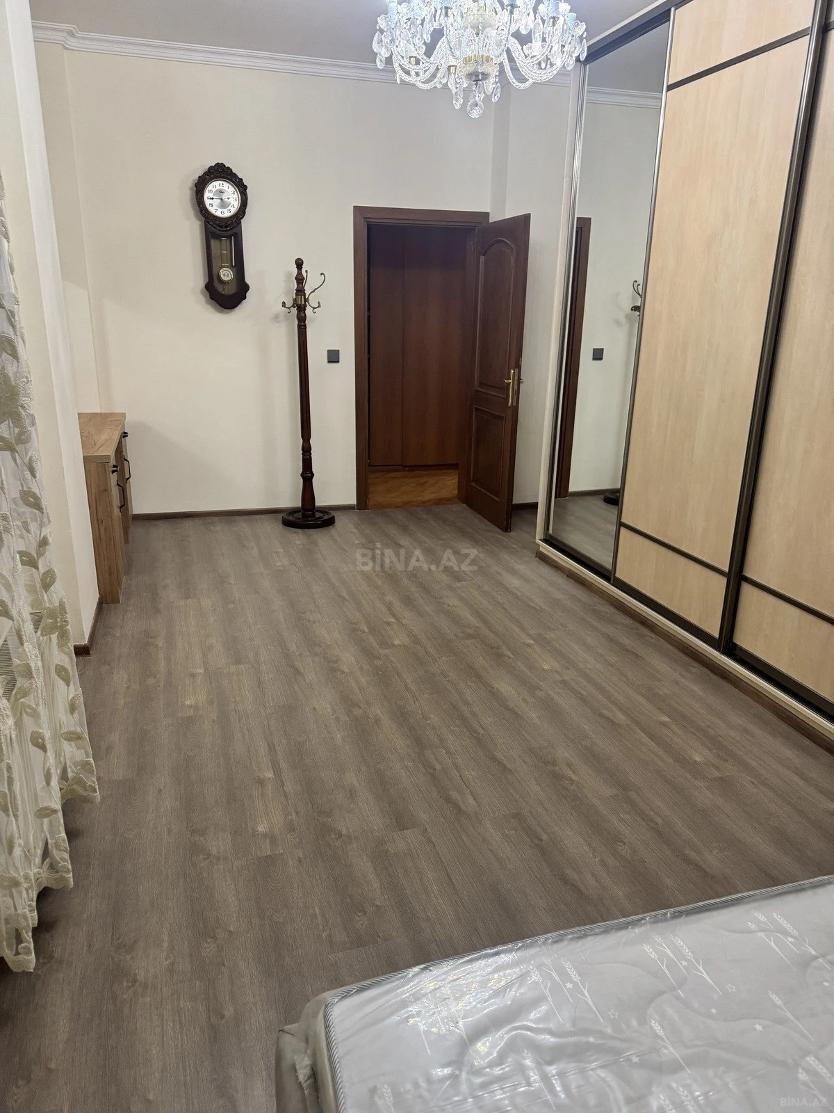 Kirayə verilir 2 otaqlı mənzil 107 m²