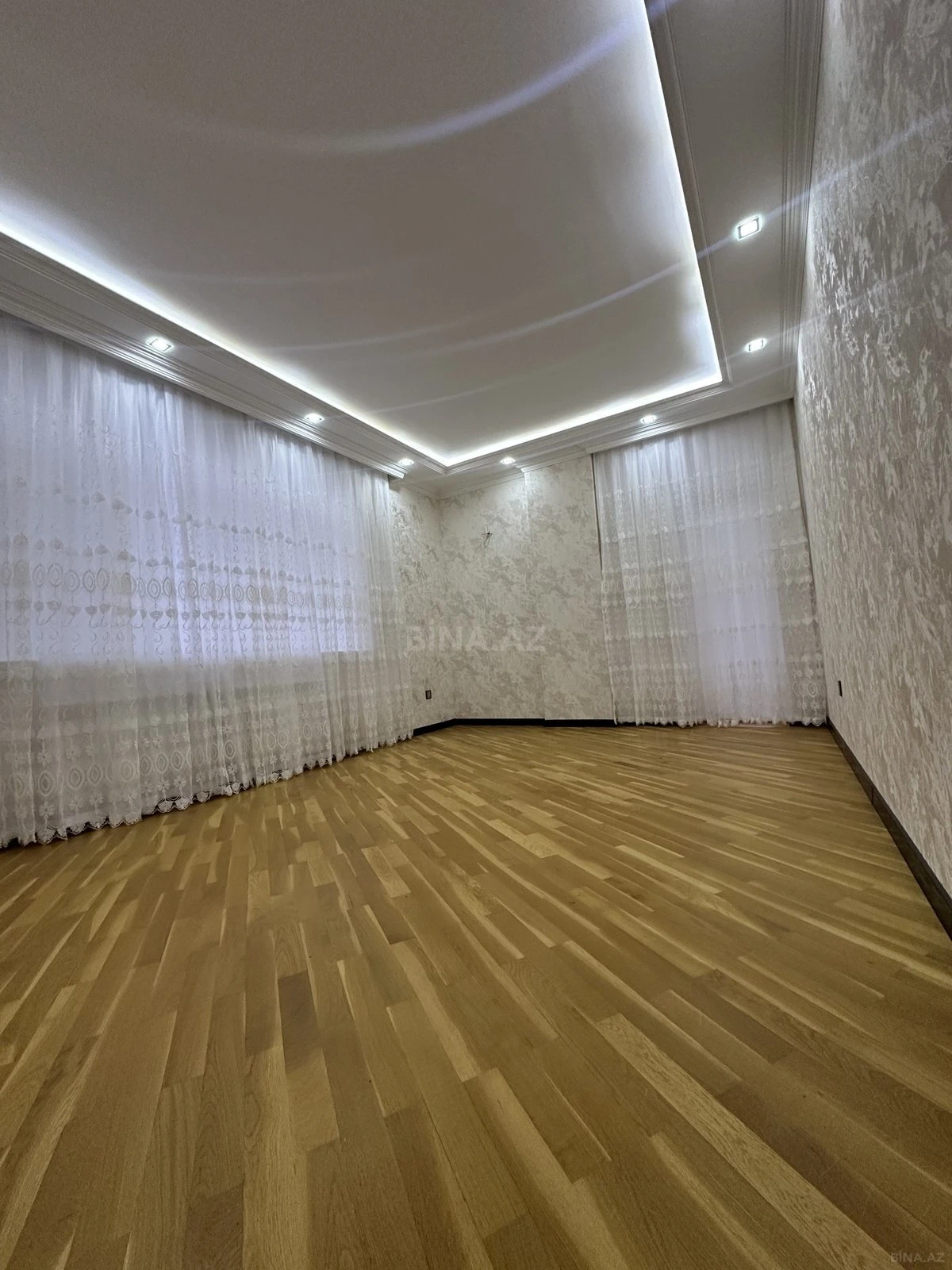 Satılır 3 otaqlı mənzil 122 m²