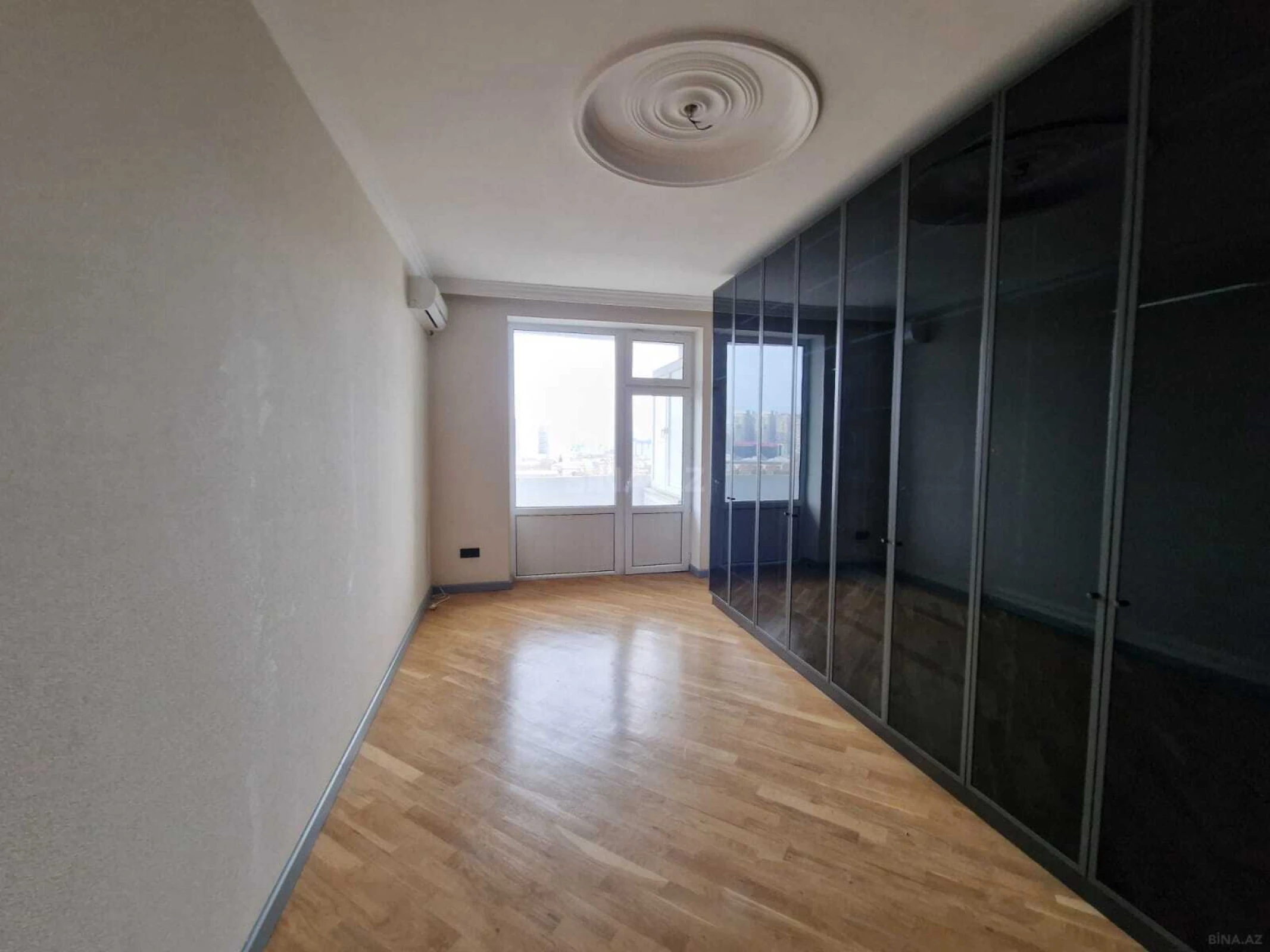 Satılır 4 otaqlı mənzil 168 m²