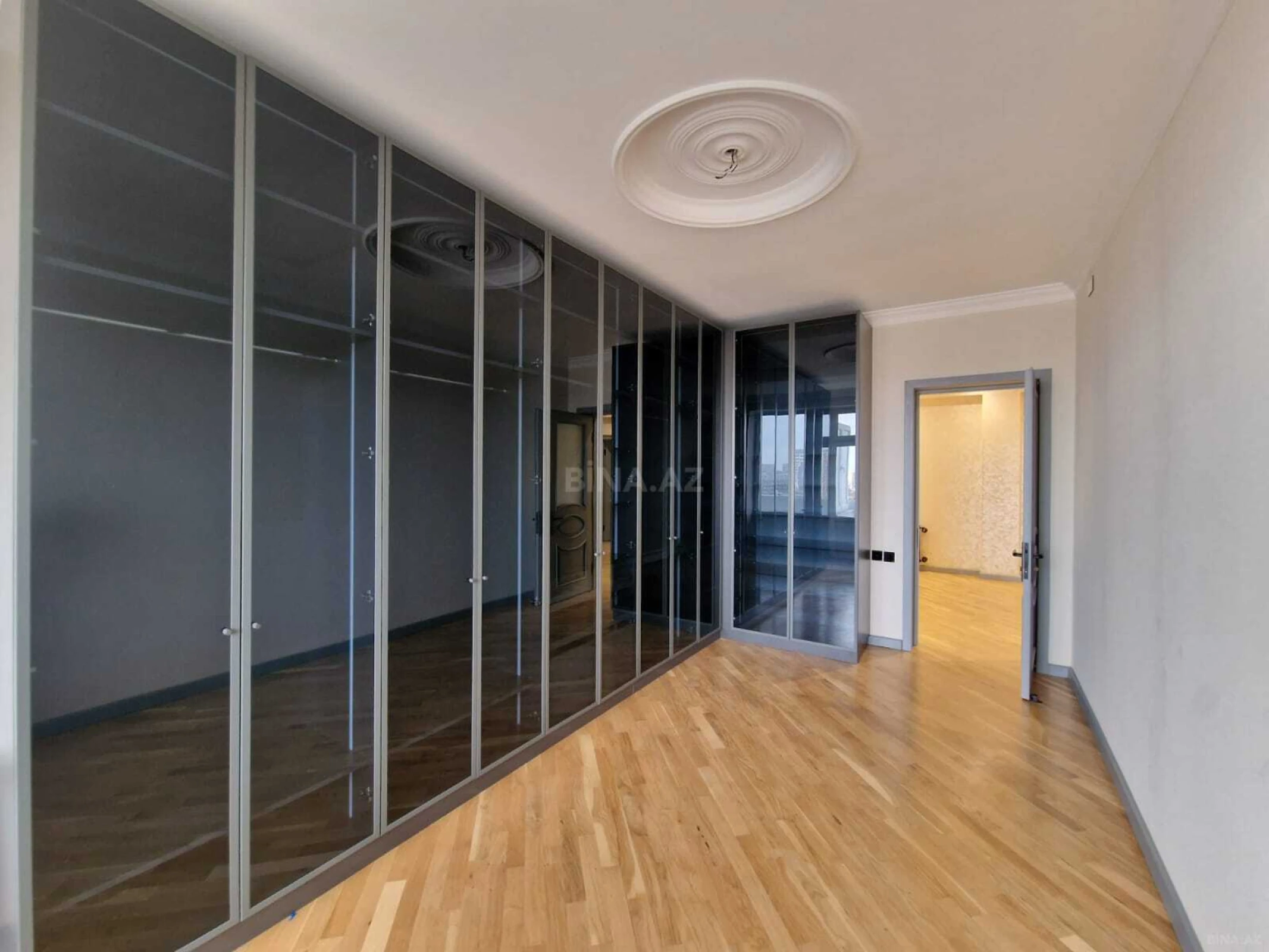 Satılır 4 otaqlı mənzil 168 m²