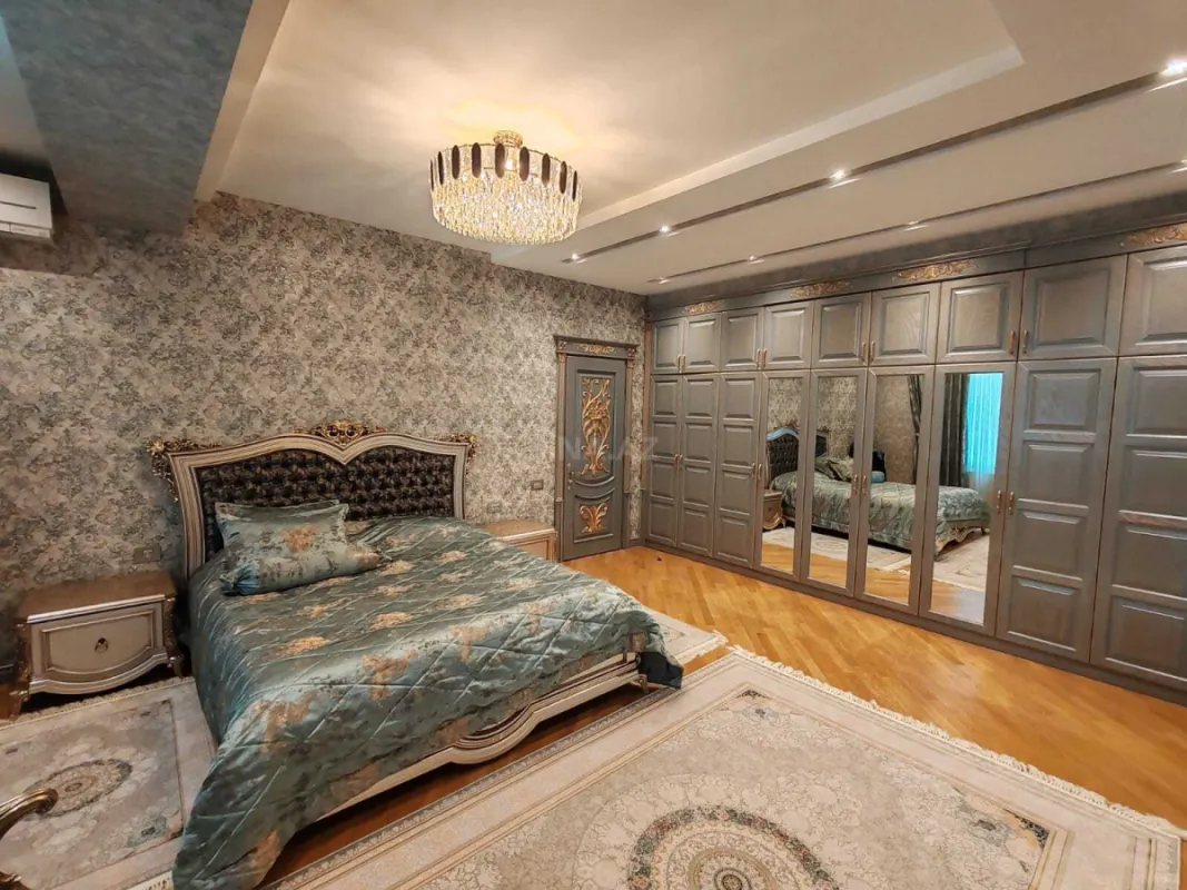 Satılır 4 otaqlı mənzil 225 m²