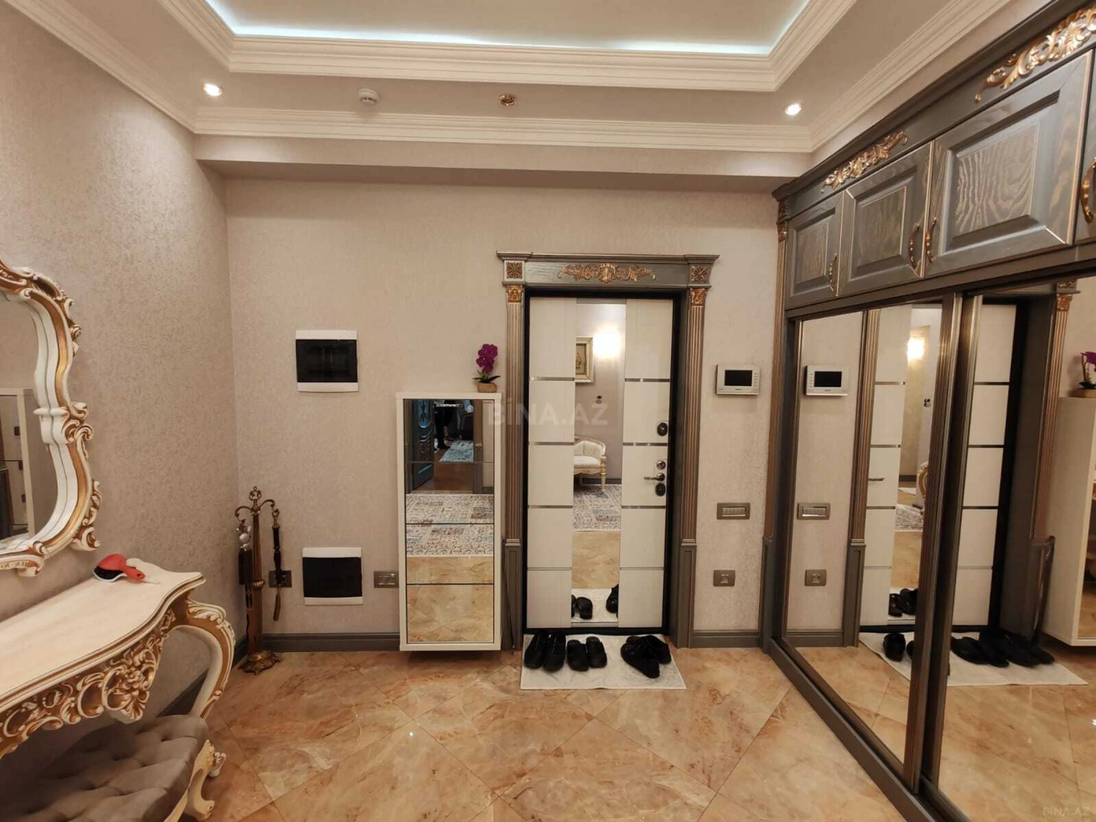 Satılır 4 otaqlı mənzil 225 m²