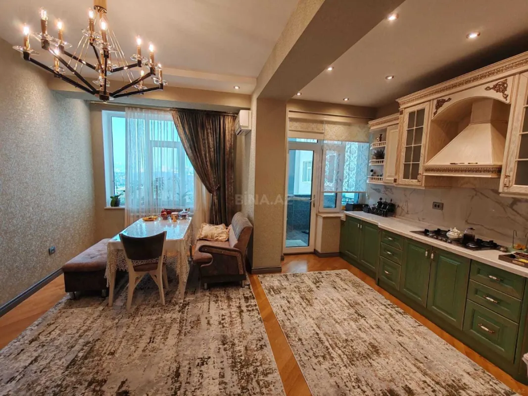 Satılır 4 otaqlı mənzil 225 m²