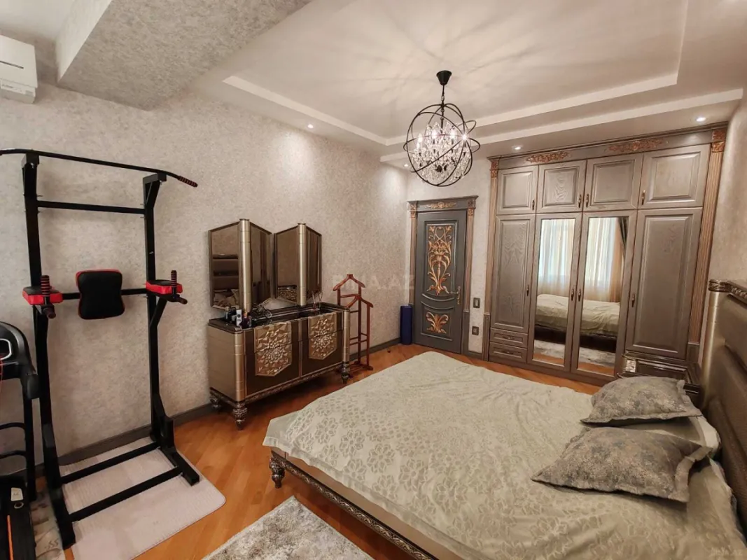 Satılır 4 otaqlı mənzil 225 m²