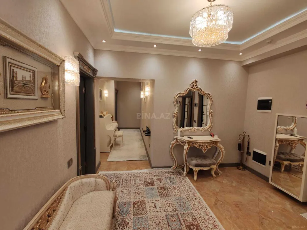 Satılır 4 otaqlı mənzil 225 m²