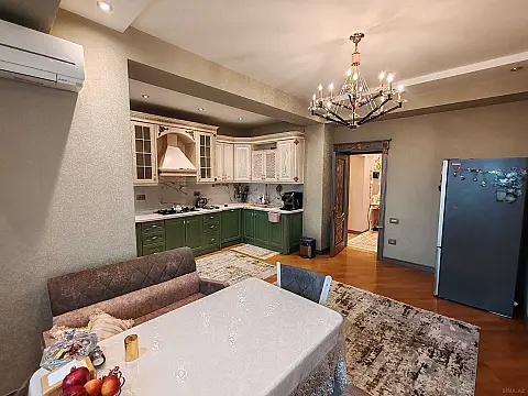 Satılır 4 otaqlı mənzil 225 m²