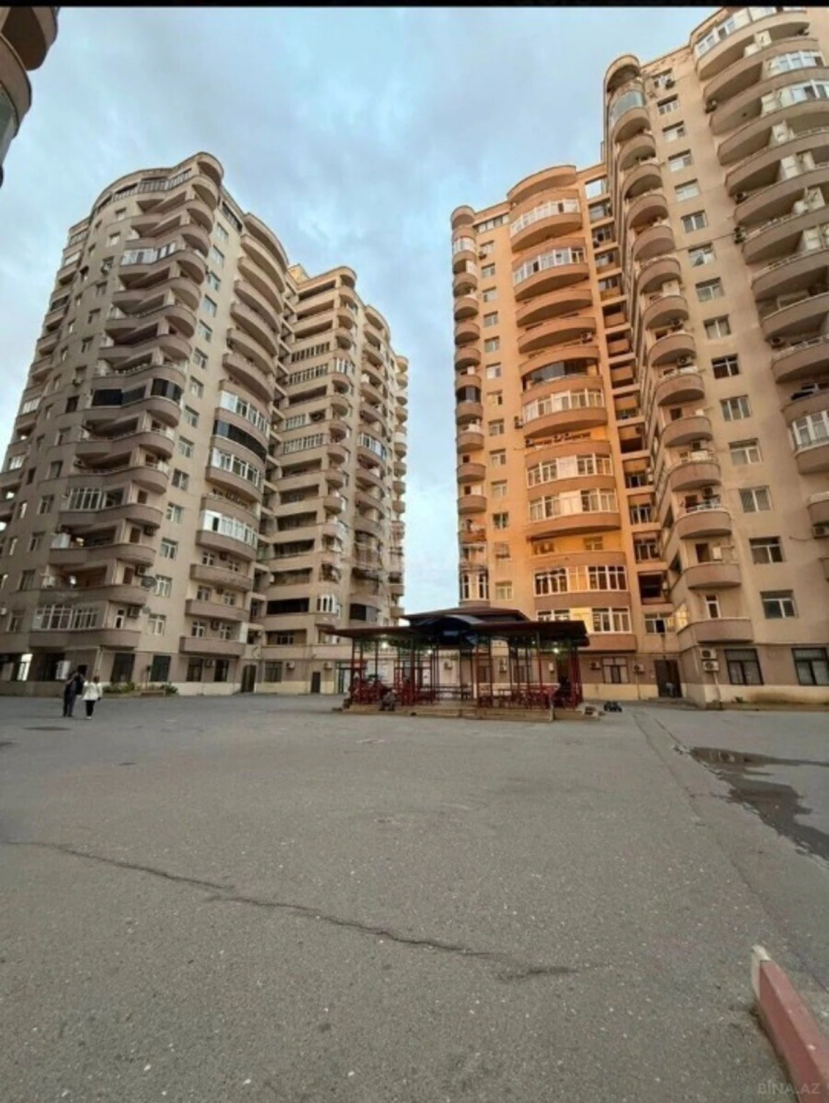 Satılır 3 otaqlı mənzil 140 m²