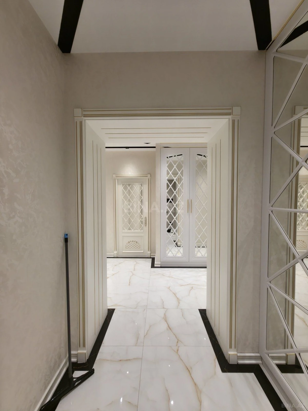 Kirayə verilir 2 otaqlı mənzil 107 m²