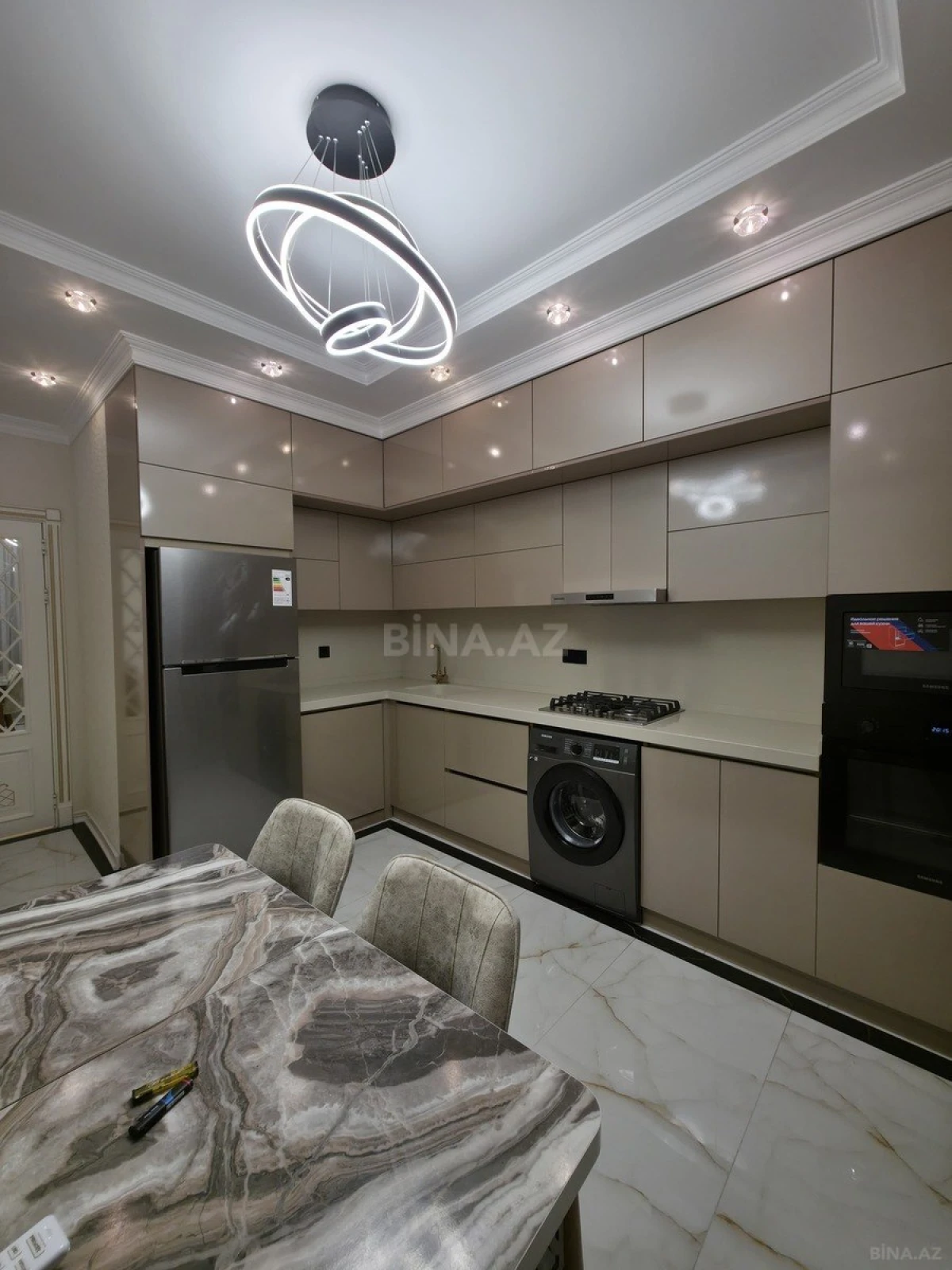 Kirayə verilir 2 otaqlı mənzil 107 m²
