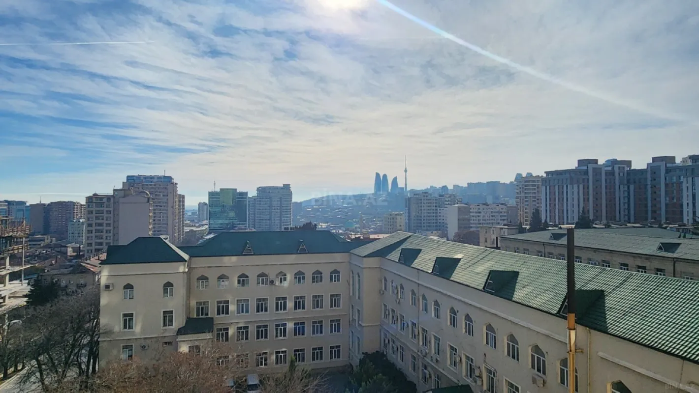 Satılır 4 otaqlı mənzil 186 m²