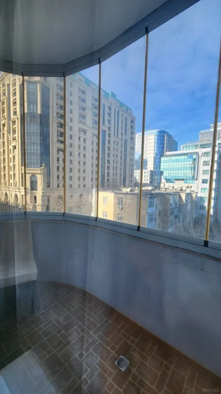 Satılır 4 otaqlı mənzil 186 m²