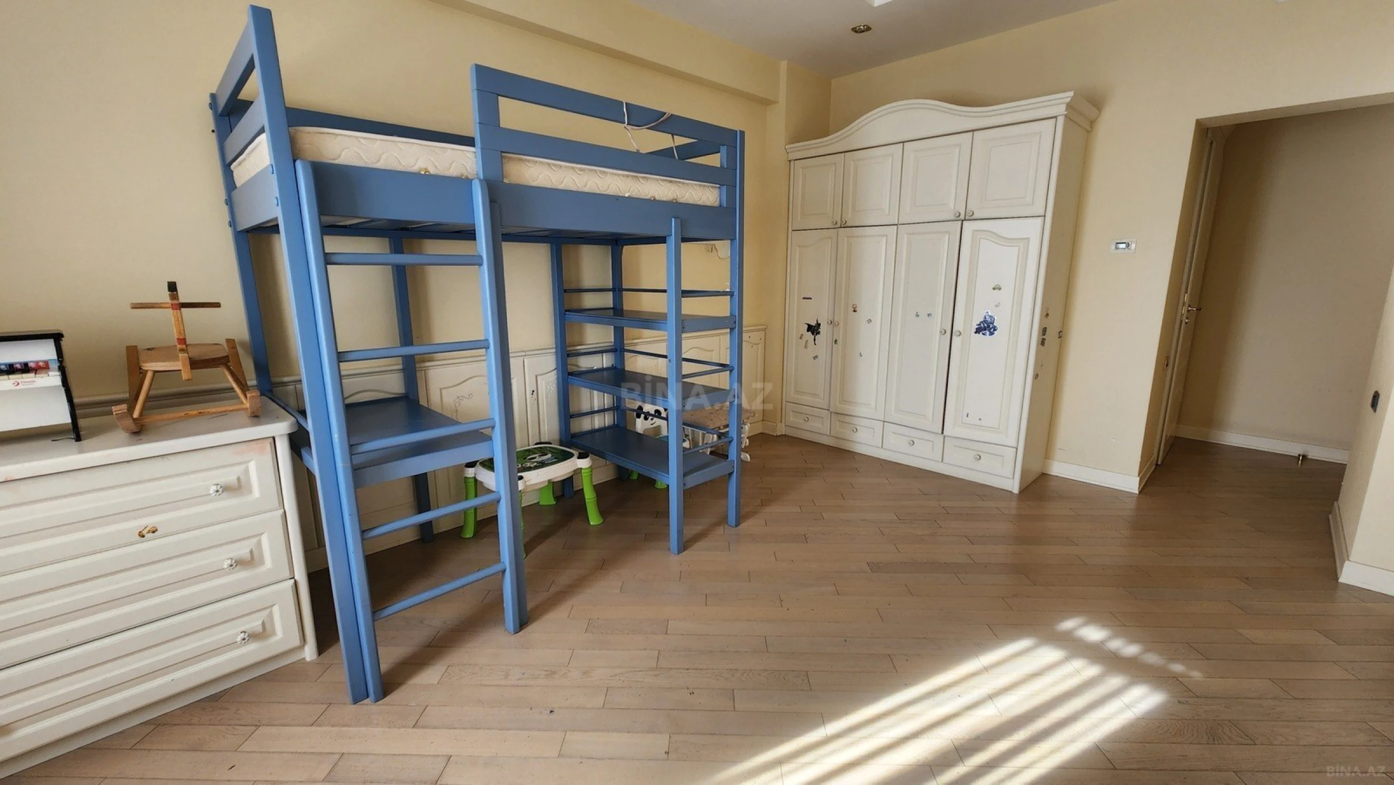 Satılır 4 otaqlı mənzil 186 m²