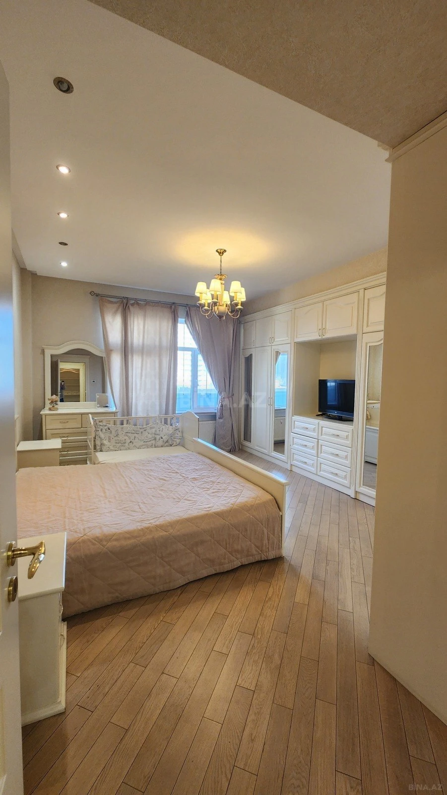 Satılır 4 otaqlı mənzil 186 m²