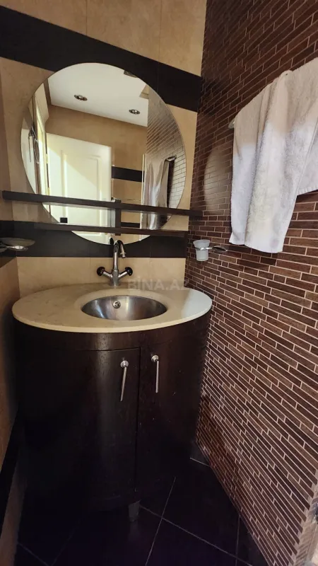 Satılır 4 otaqlı mənzil 186 m²