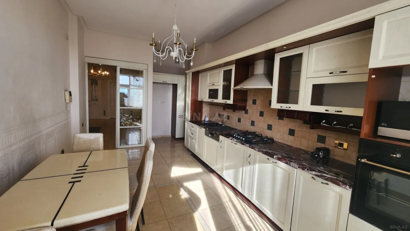 Satılır 4 otaqlı mənzil 186 m²