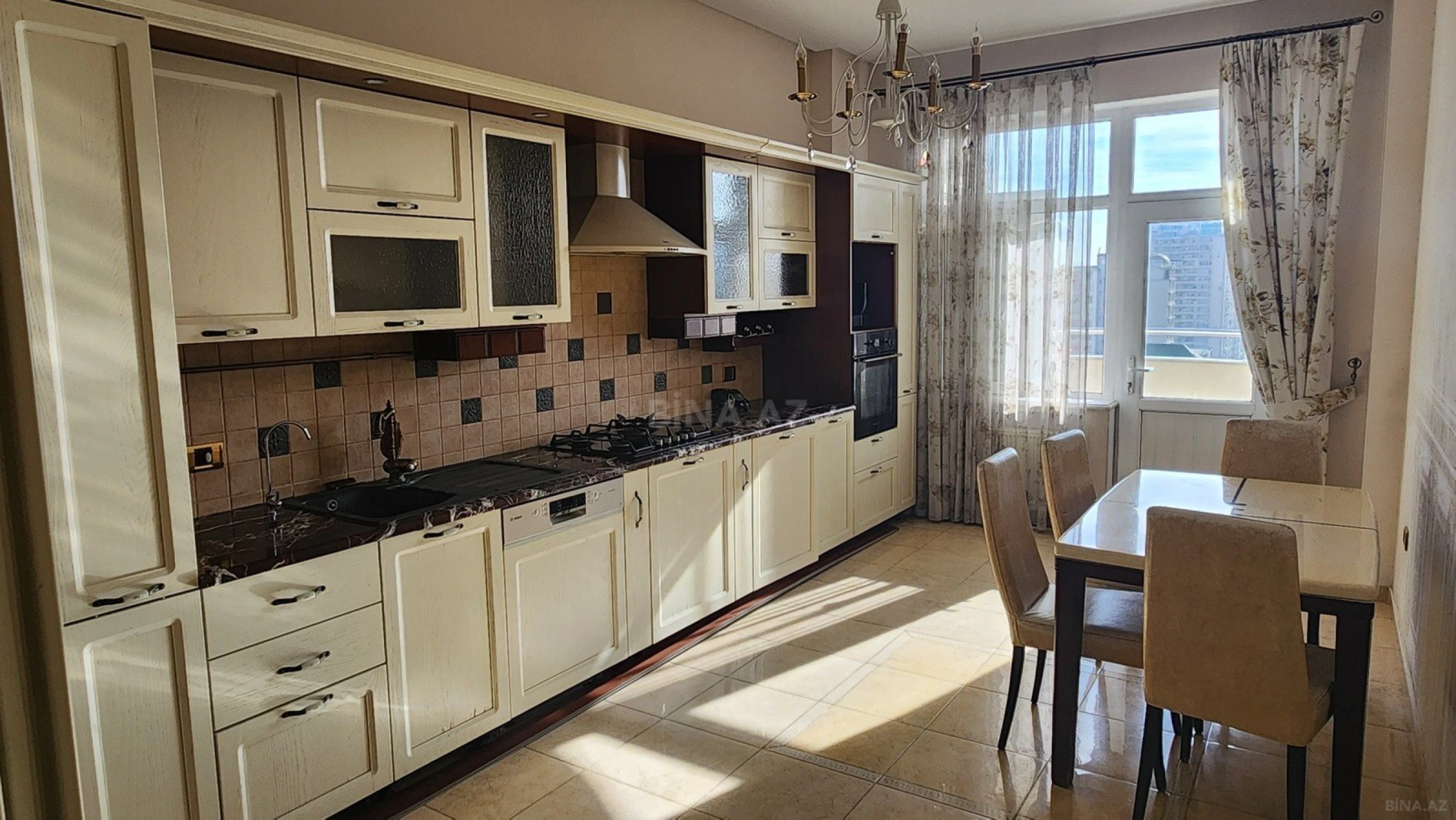 Satılır 4 otaqlı mənzil 186 m²