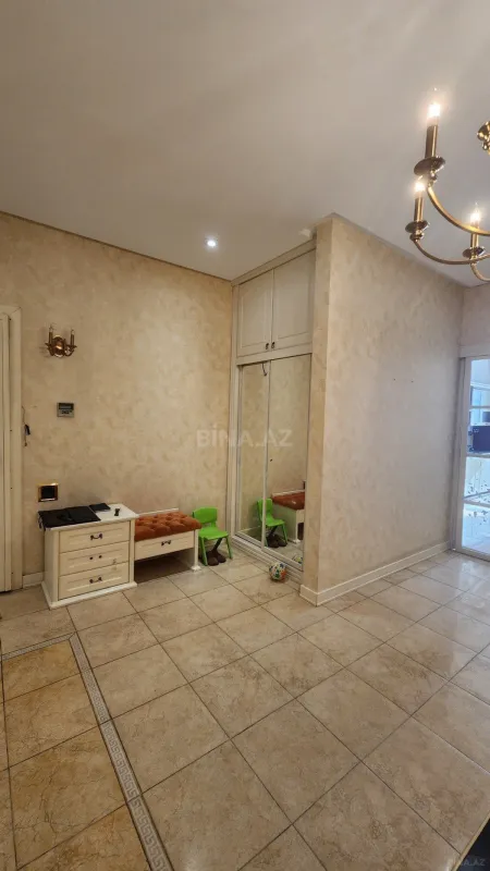 Satılır 4 otaqlı mənzil 186 m²