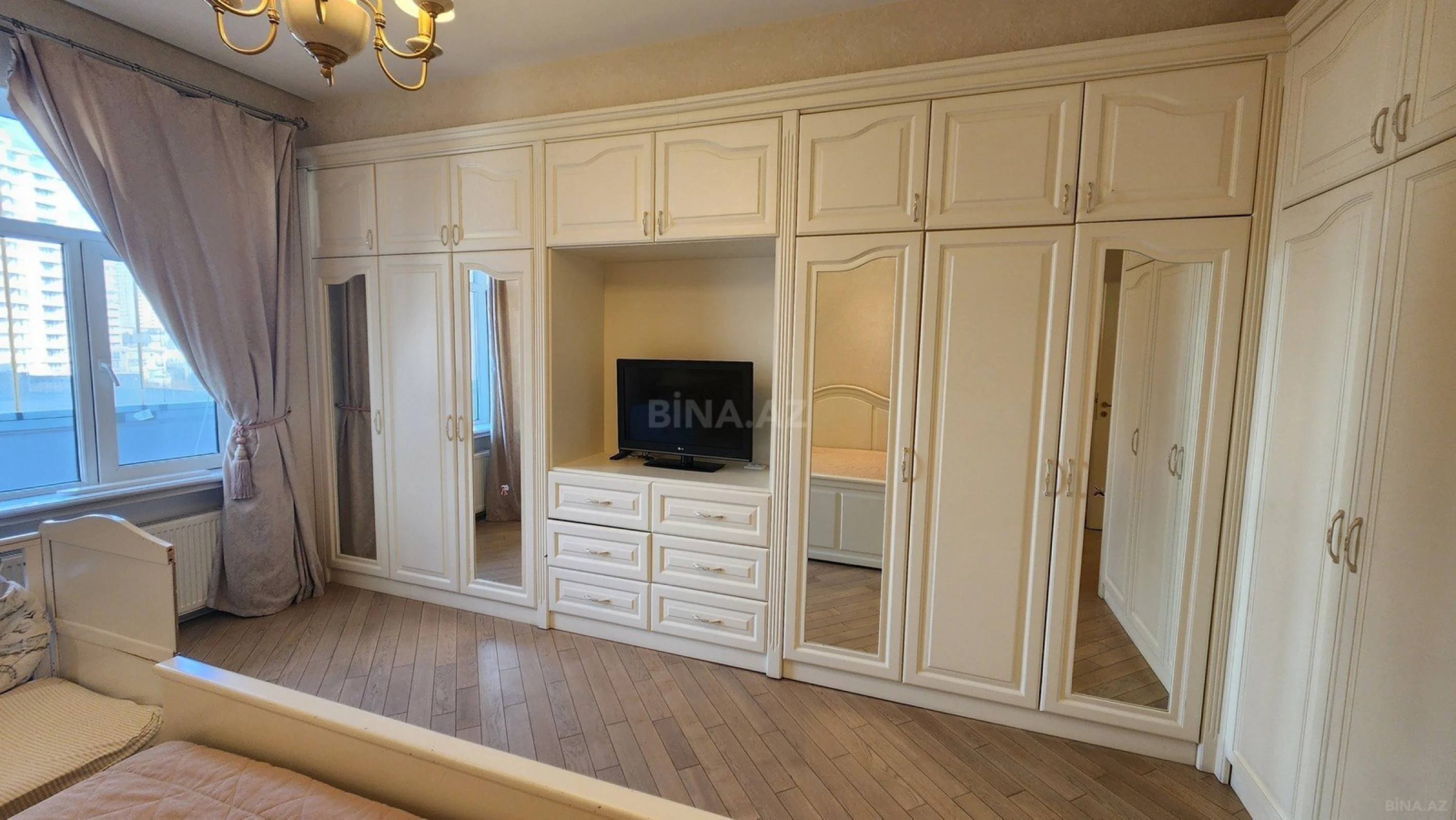 Satılır 4 otaqlı mənzil 186 m²