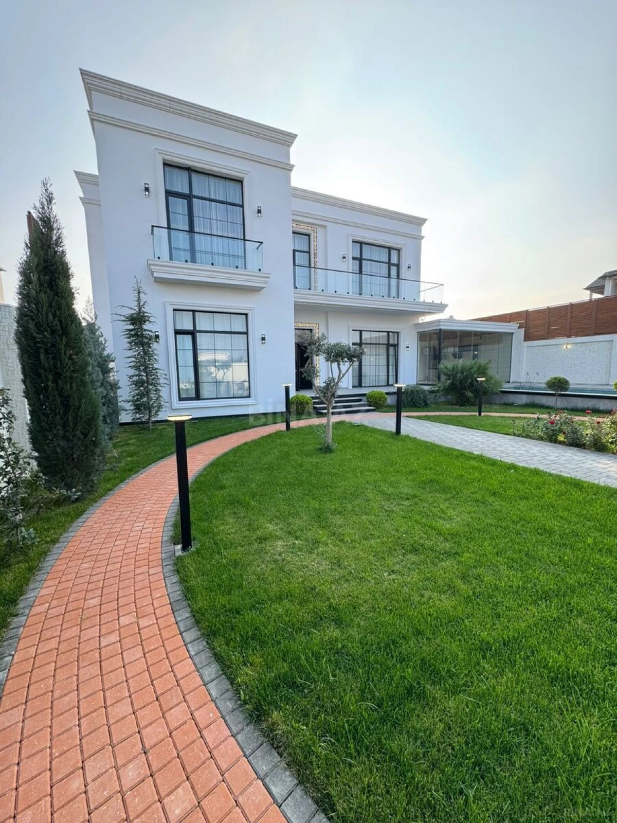 Satılır 5 otaqlı həyət evi 360 m²