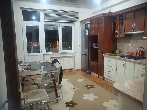 Kirayə verilir 2 otaqlı mənzil 95 m²