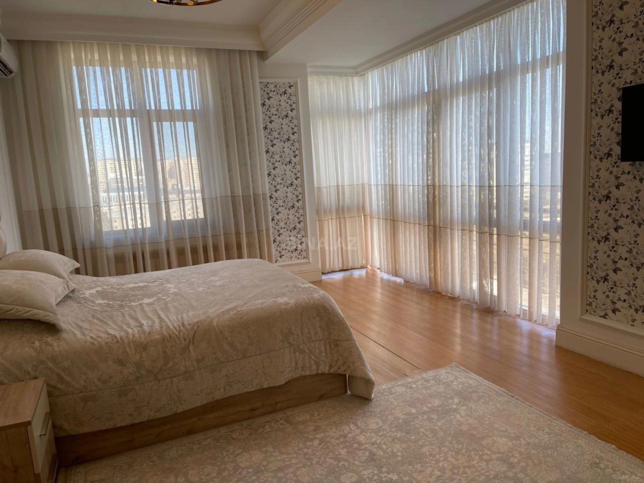 Satılır 3 otaqlı mənzil 138 m²
