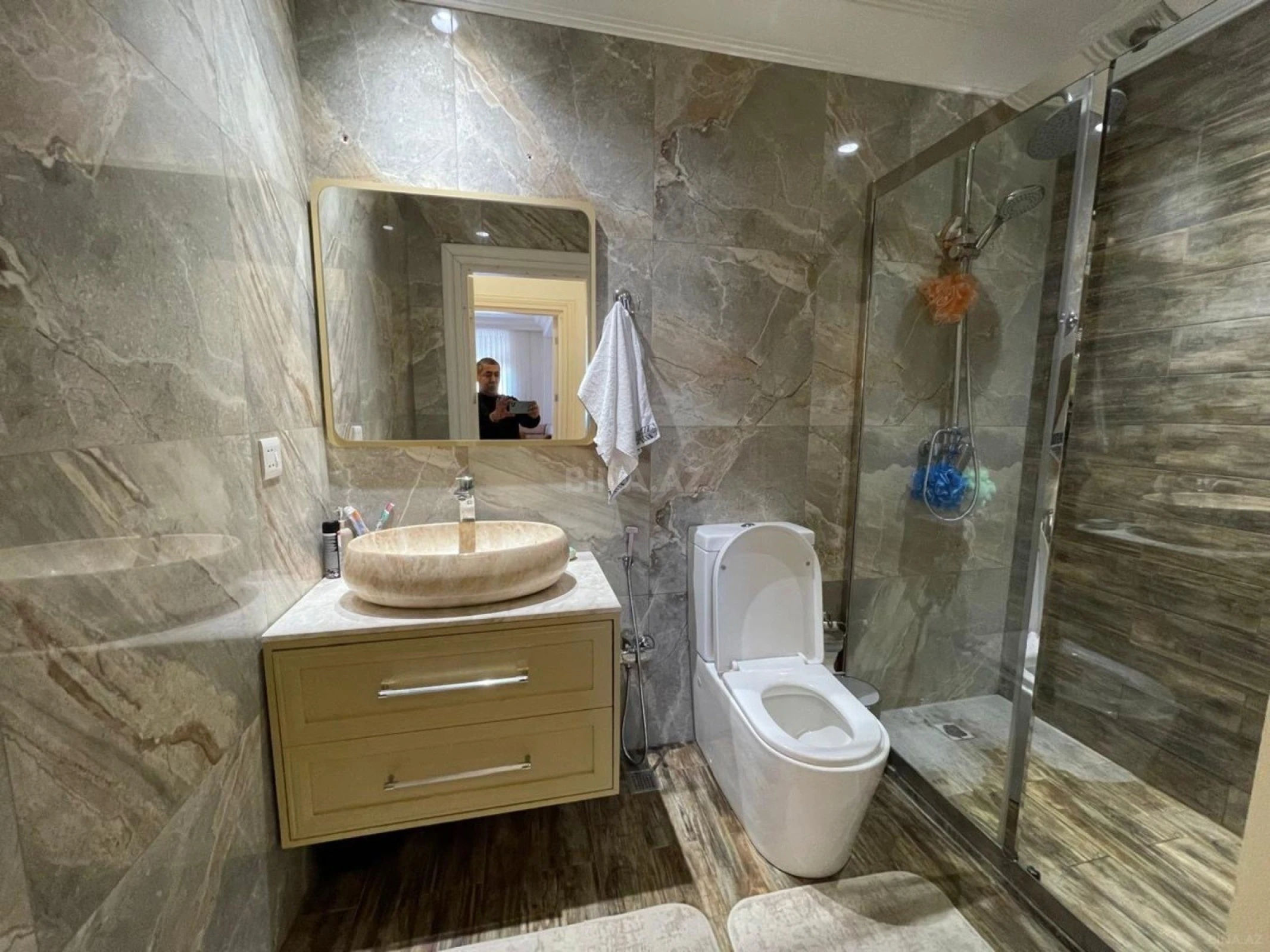 Satılır 3 otaqlı mənzil 138 m²