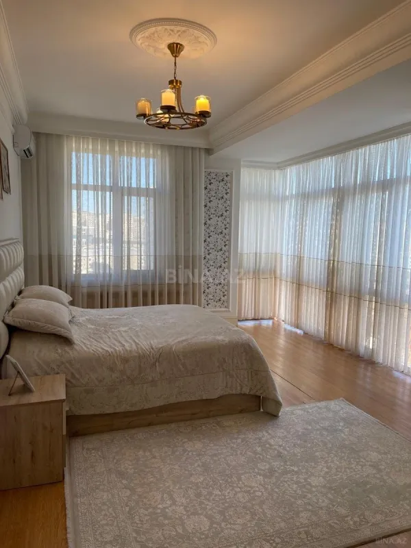 Satılır 3 otaqlı mənzil 138 m²