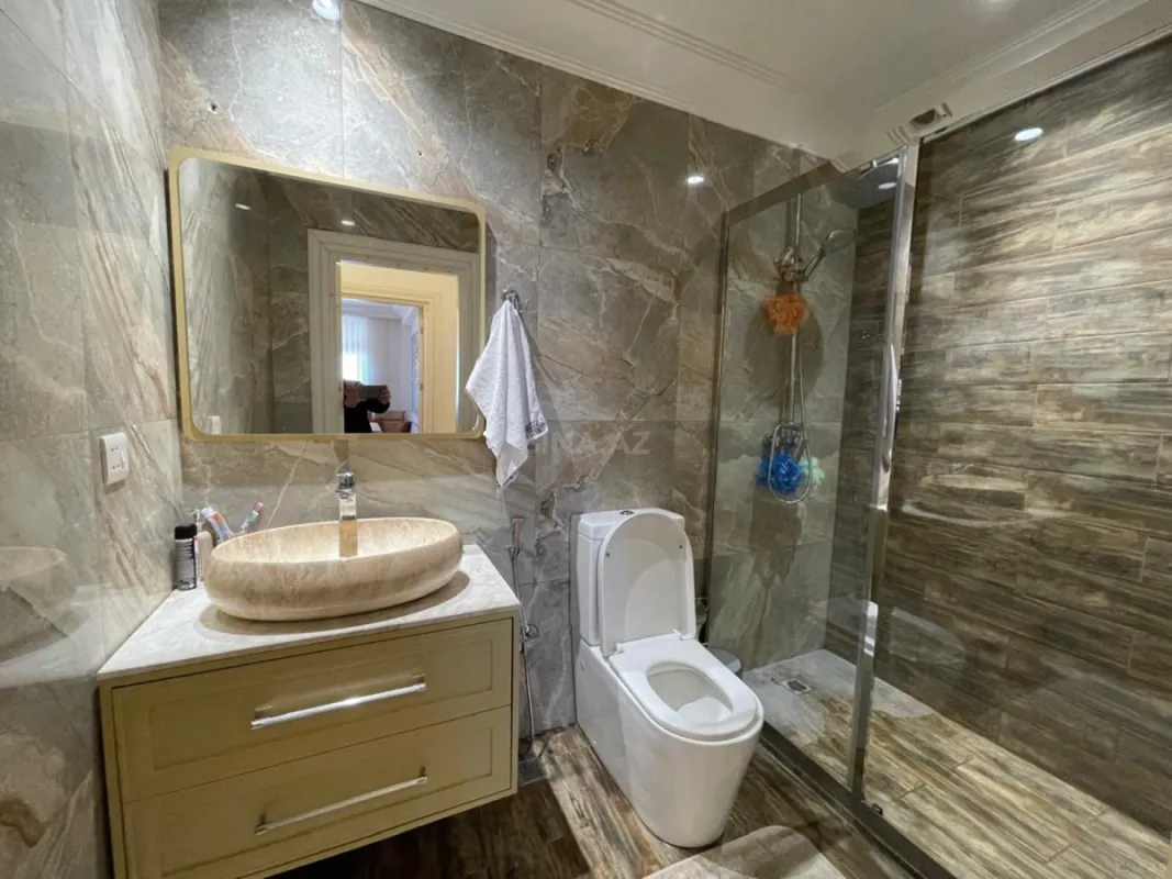 Satılır 3 otaqlı mənzil 138 m²