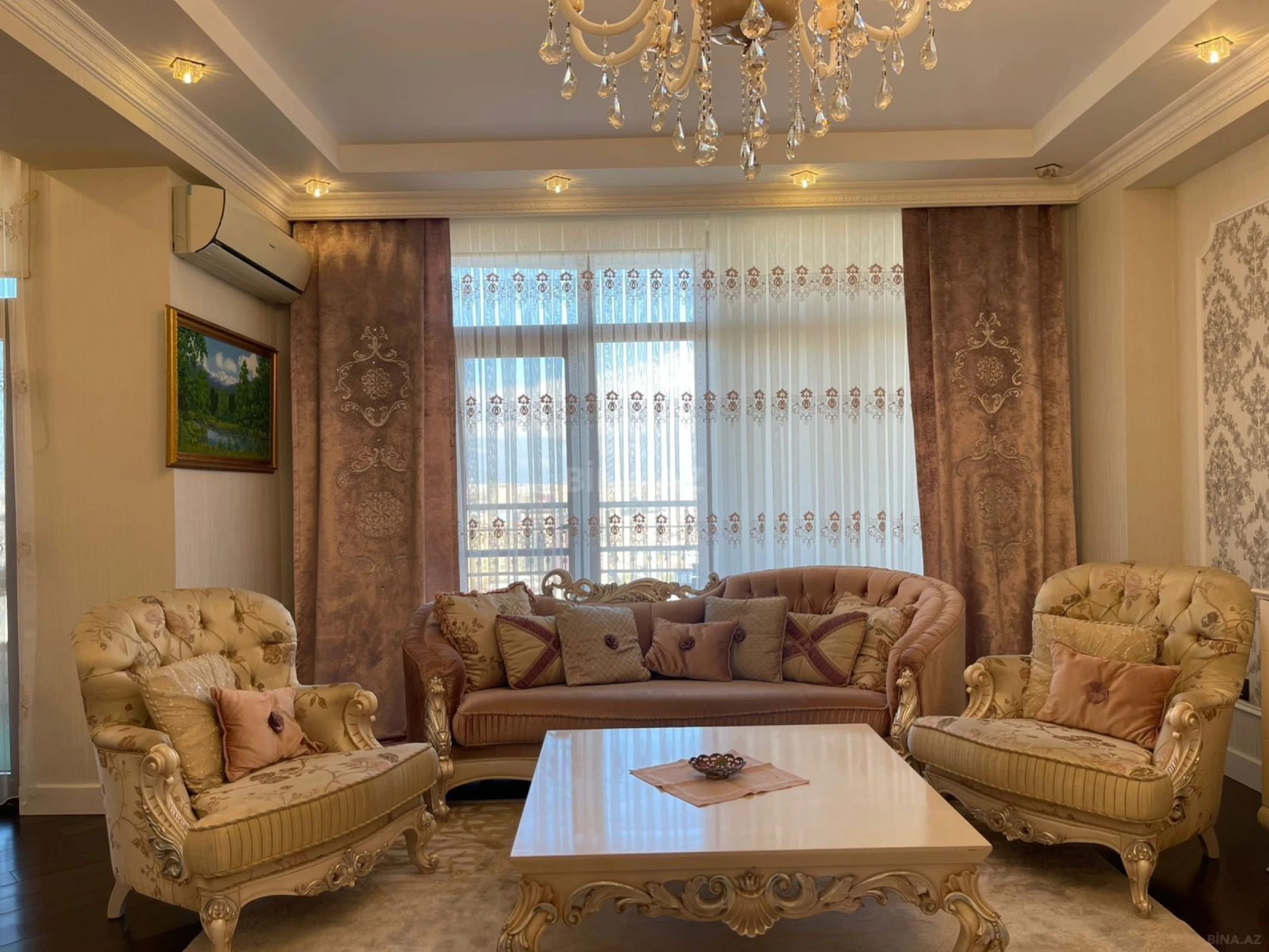 Satılır 4 otaqlı mənzil 240 m²