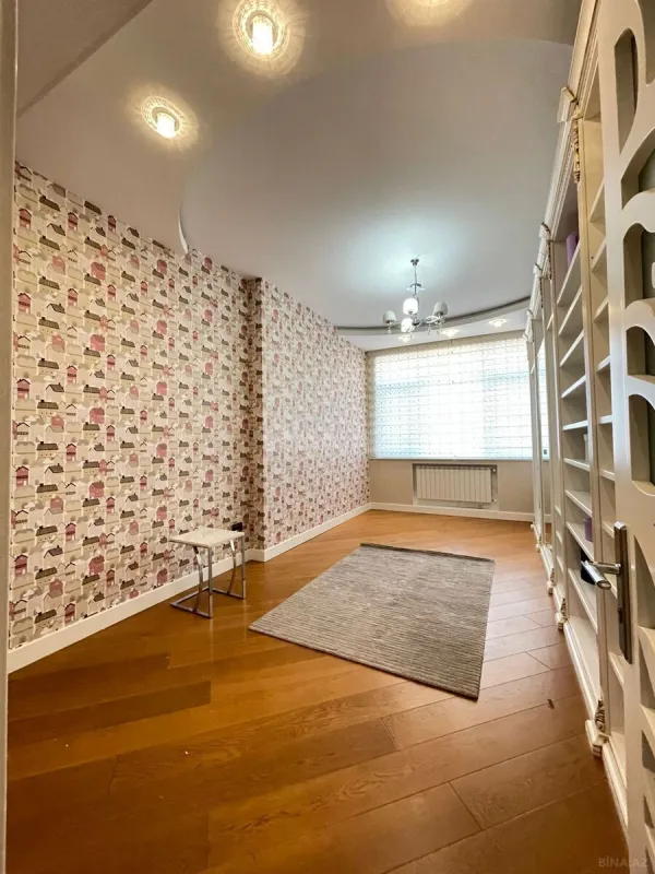 Satılır 4 otaqlı mənzil 240 m²