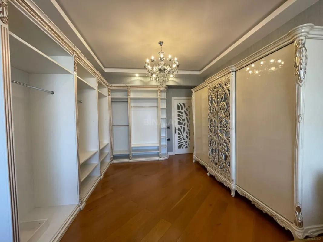 Satılır 4 otaqlı mənzil 240 m²