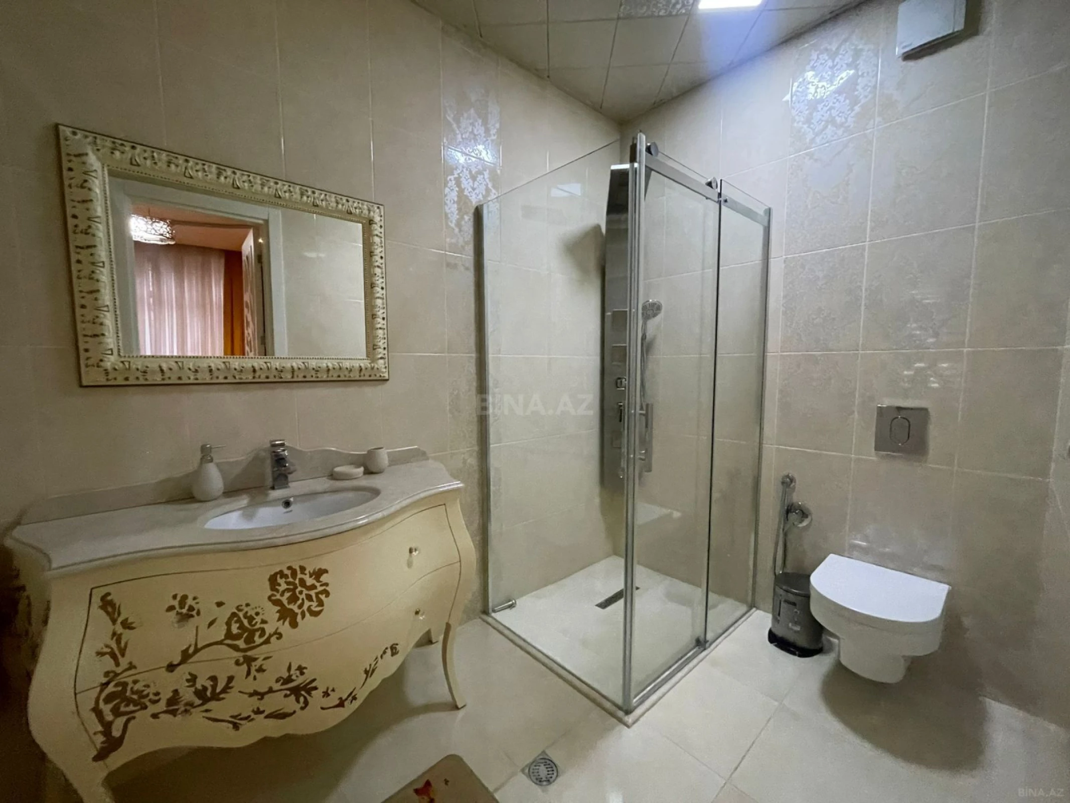 Satılır 4 otaqlı mənzil 240 m²