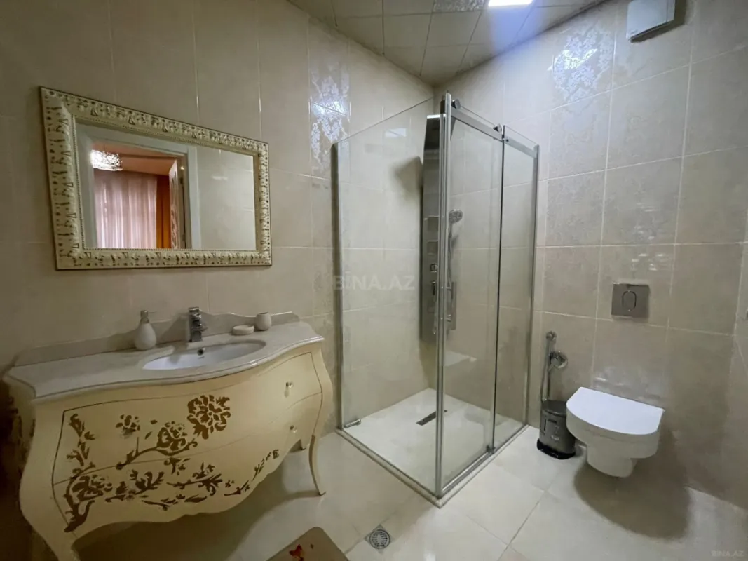 Satılır 4 otaqlı mənzil 240 m²