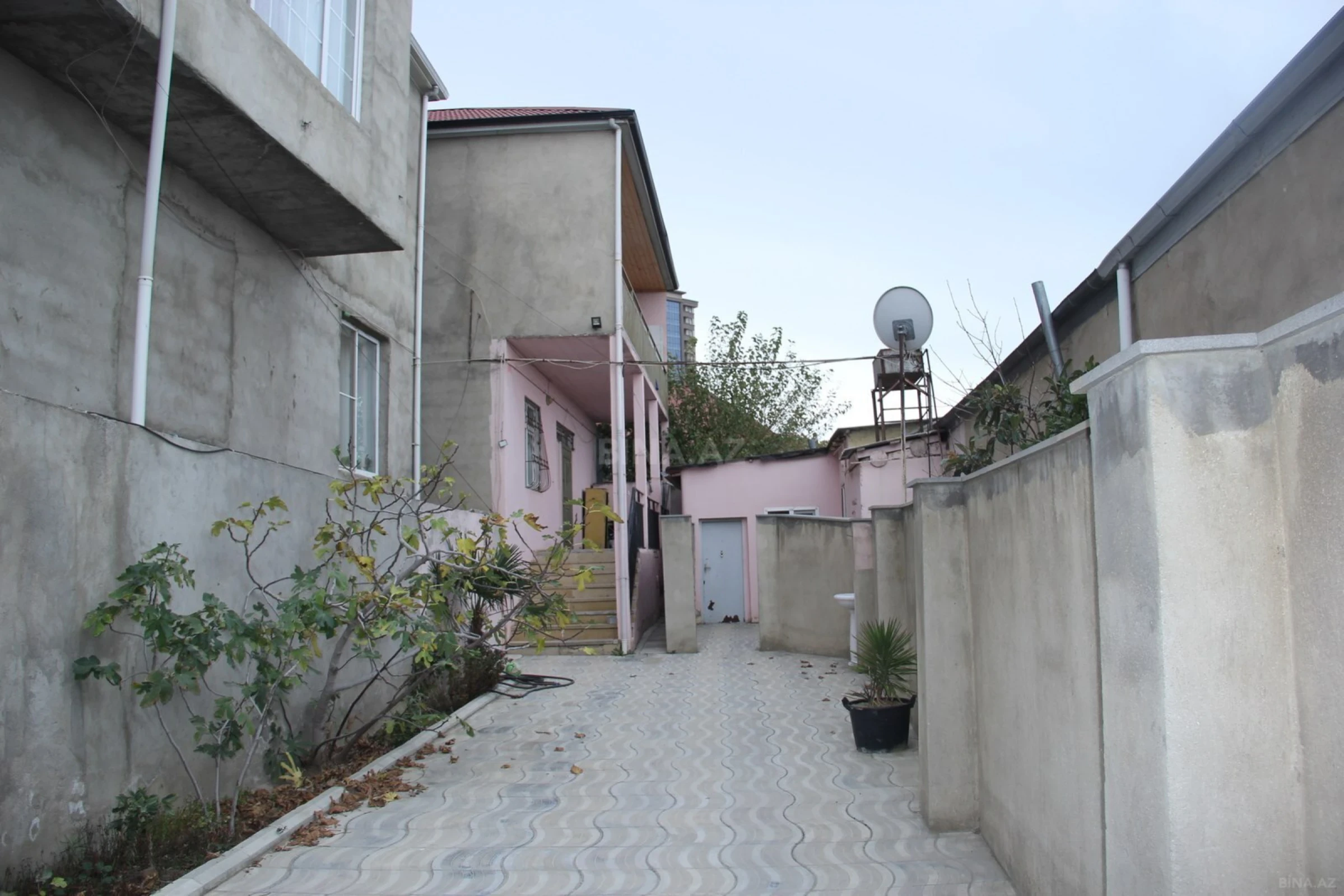 Satılır 8 otaqlı həyət evi 250 m²