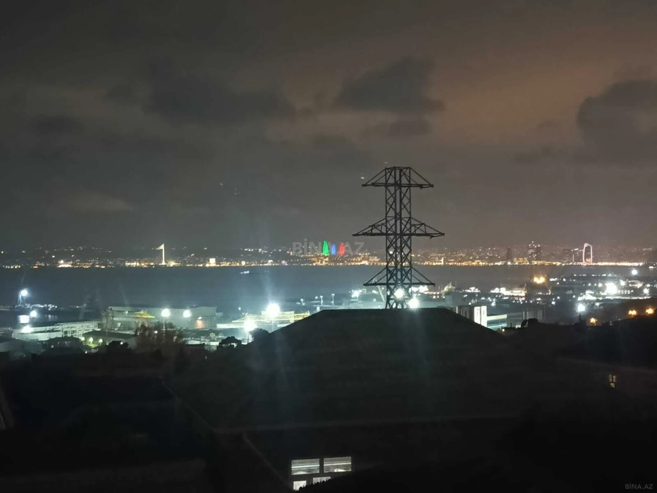 Satılır 8 otaqlı həyət evi 250 m²