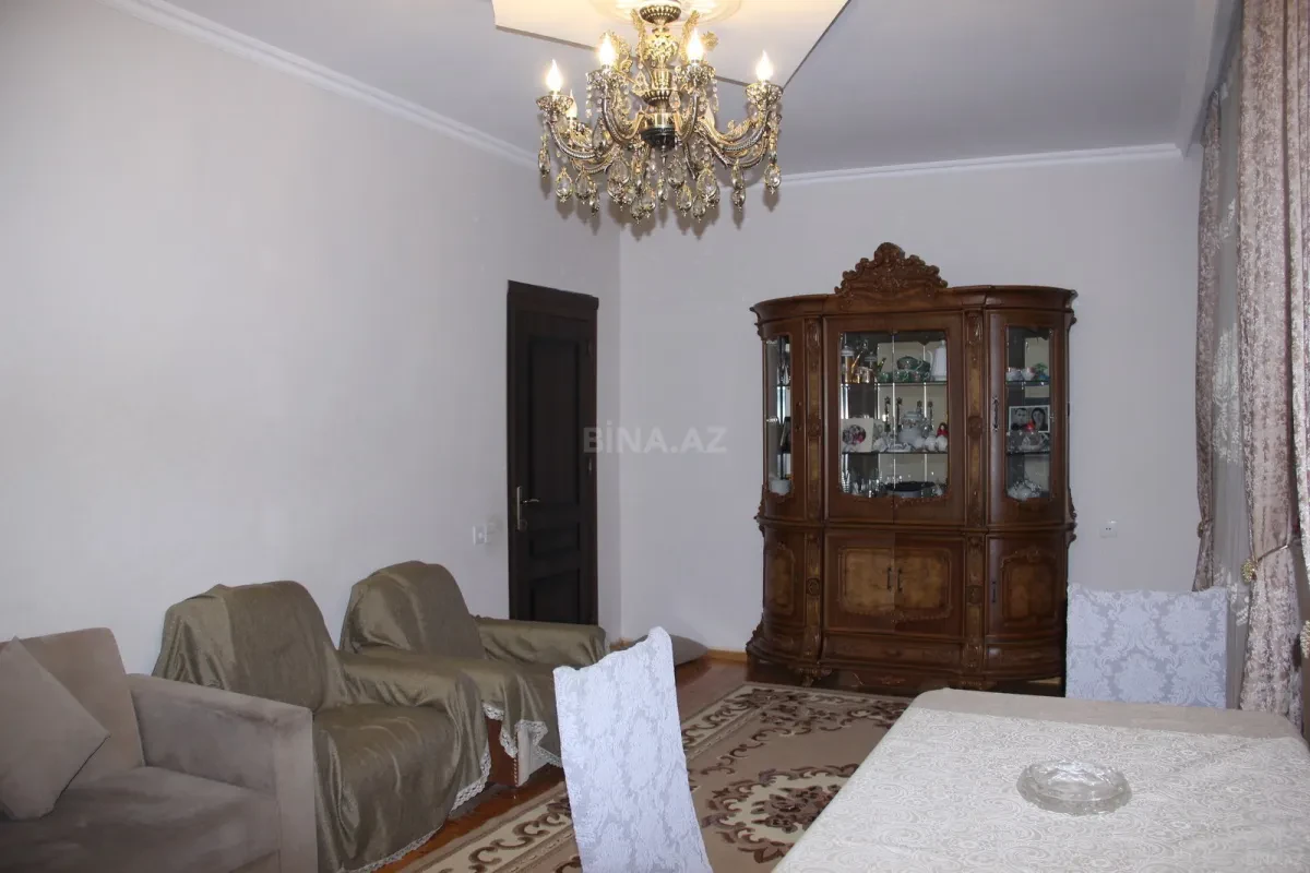 Satılır 8 otaqlı həyət evi 250 m²