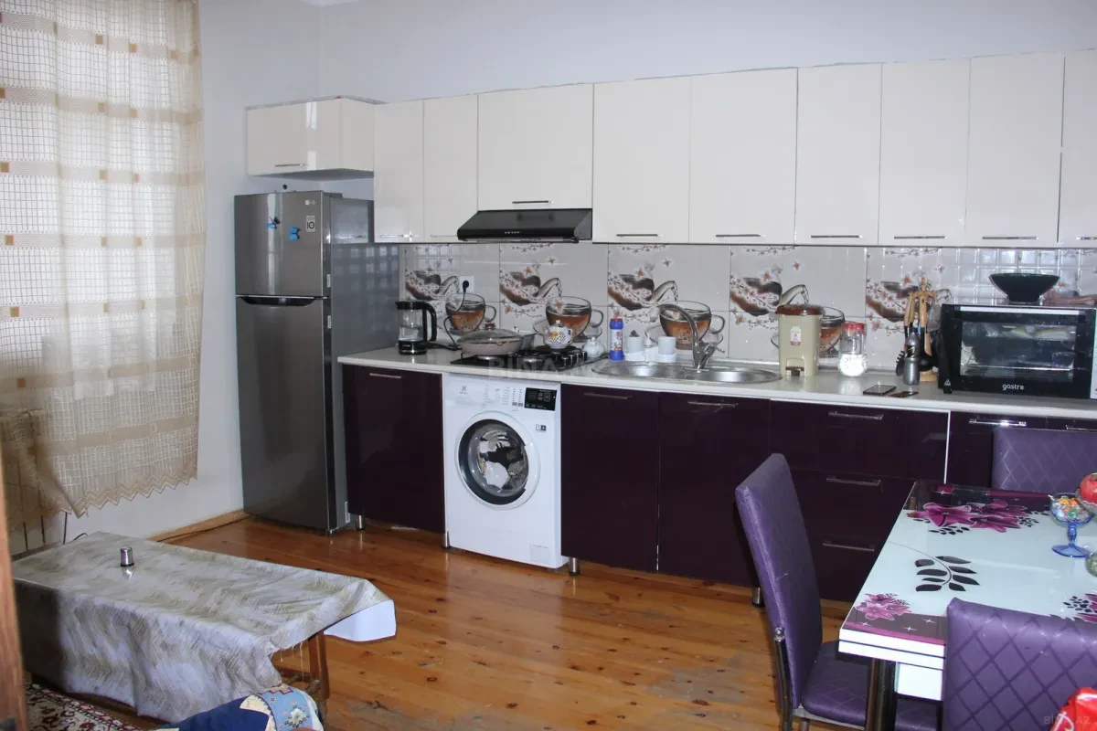Satılır 8 otaqlı həyət evi 250 m²