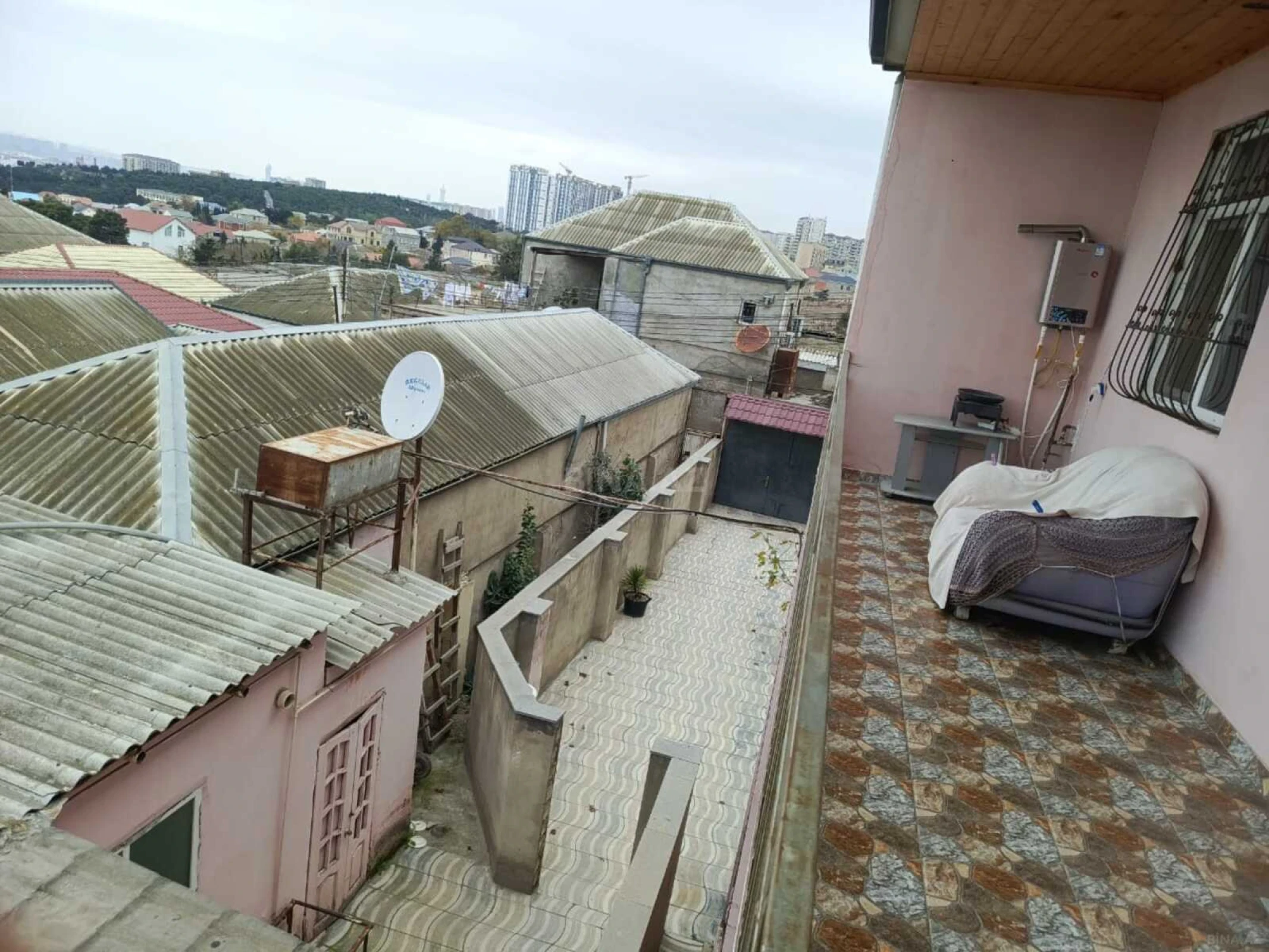 Satılır 8 otaqlı həyət evi 250 m²