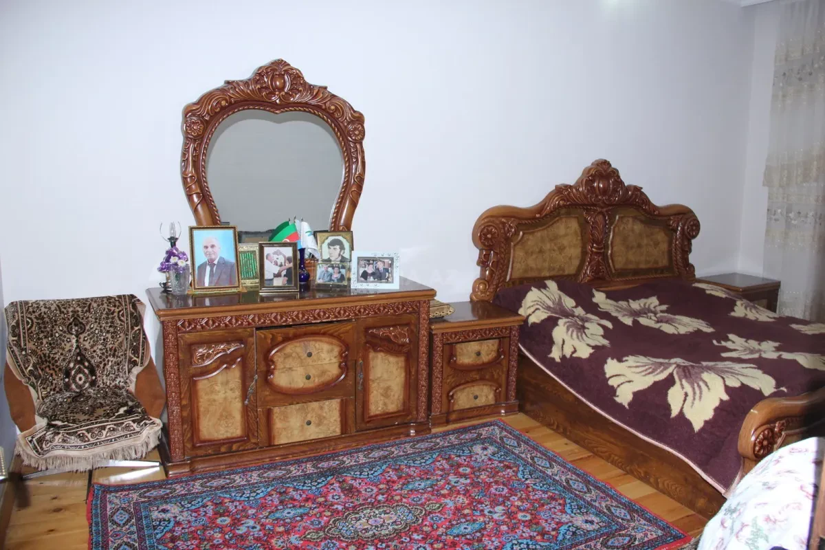 Satılır 8 otaqlı həyət evi 250 m²