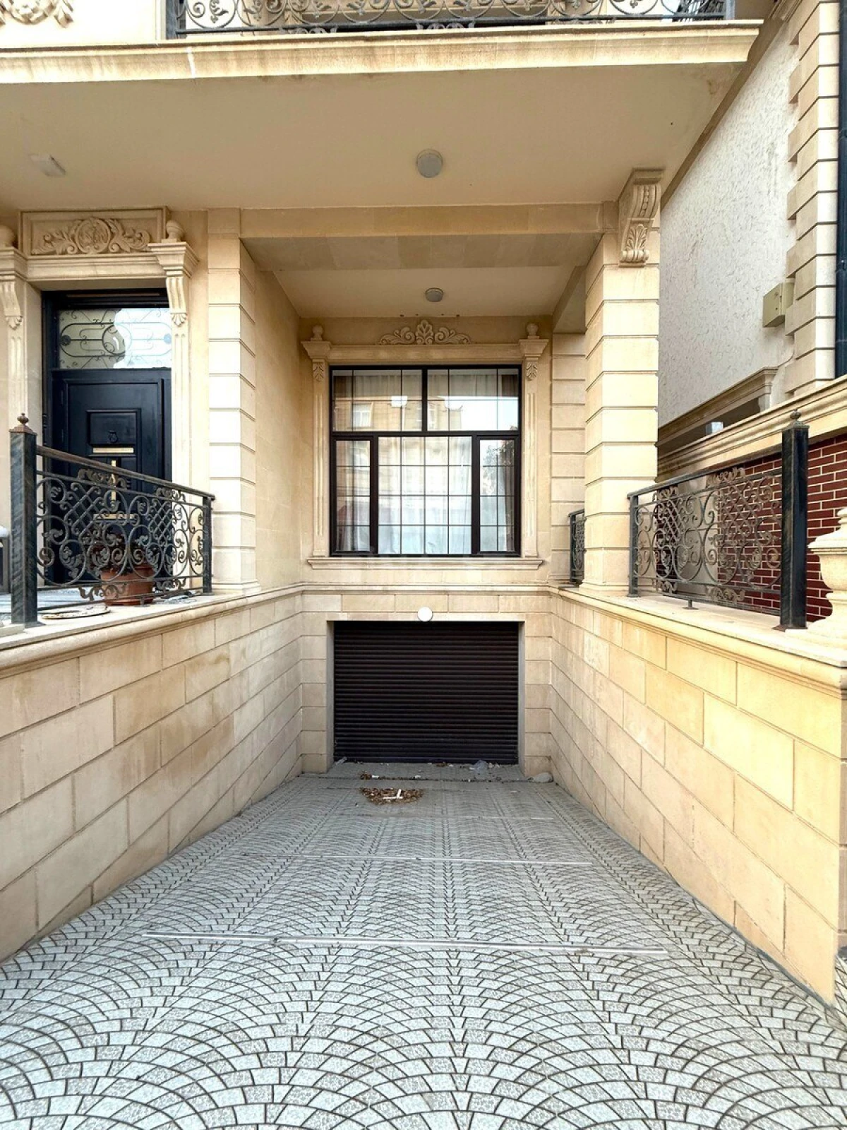 Satılır 9 otaqlı həyət evi 650 m²