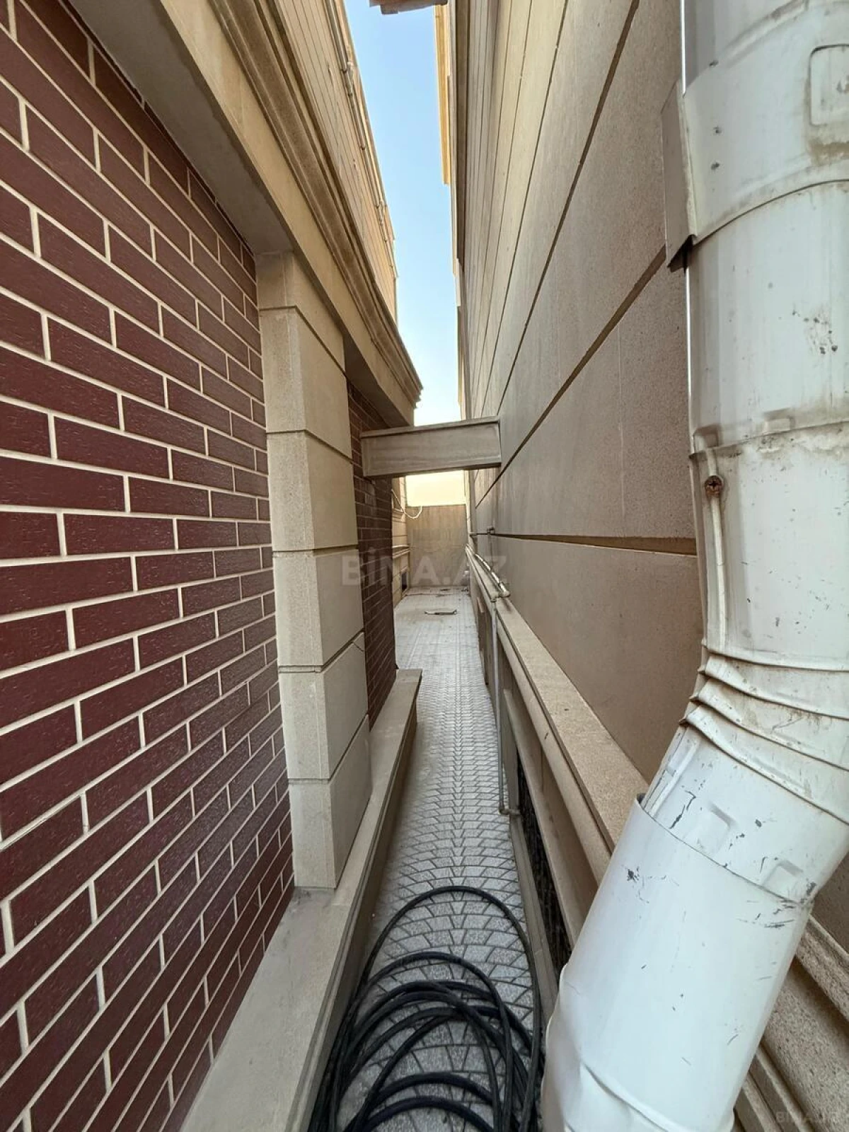 Satılır 9 otaqlı həyət evi 650 m²