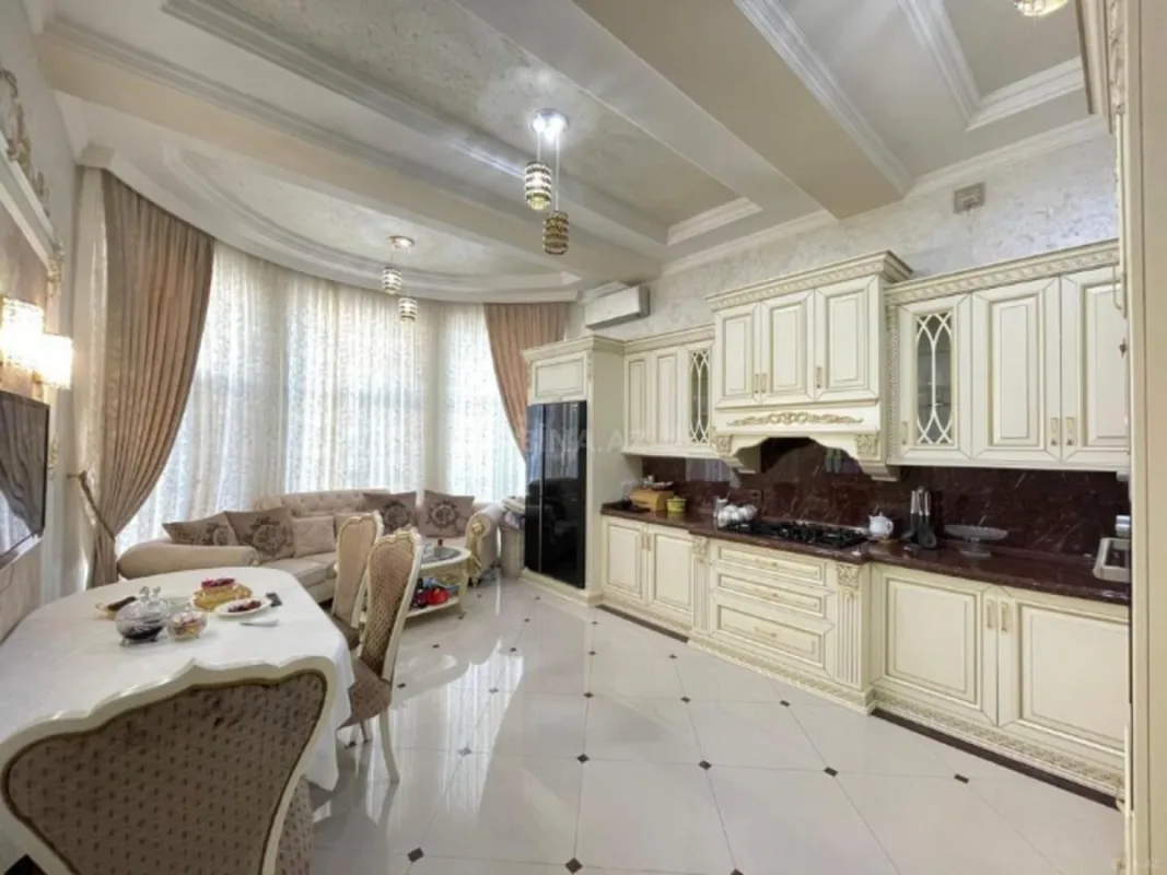 Satılır 9 otaqlı həyət evi 650 m²