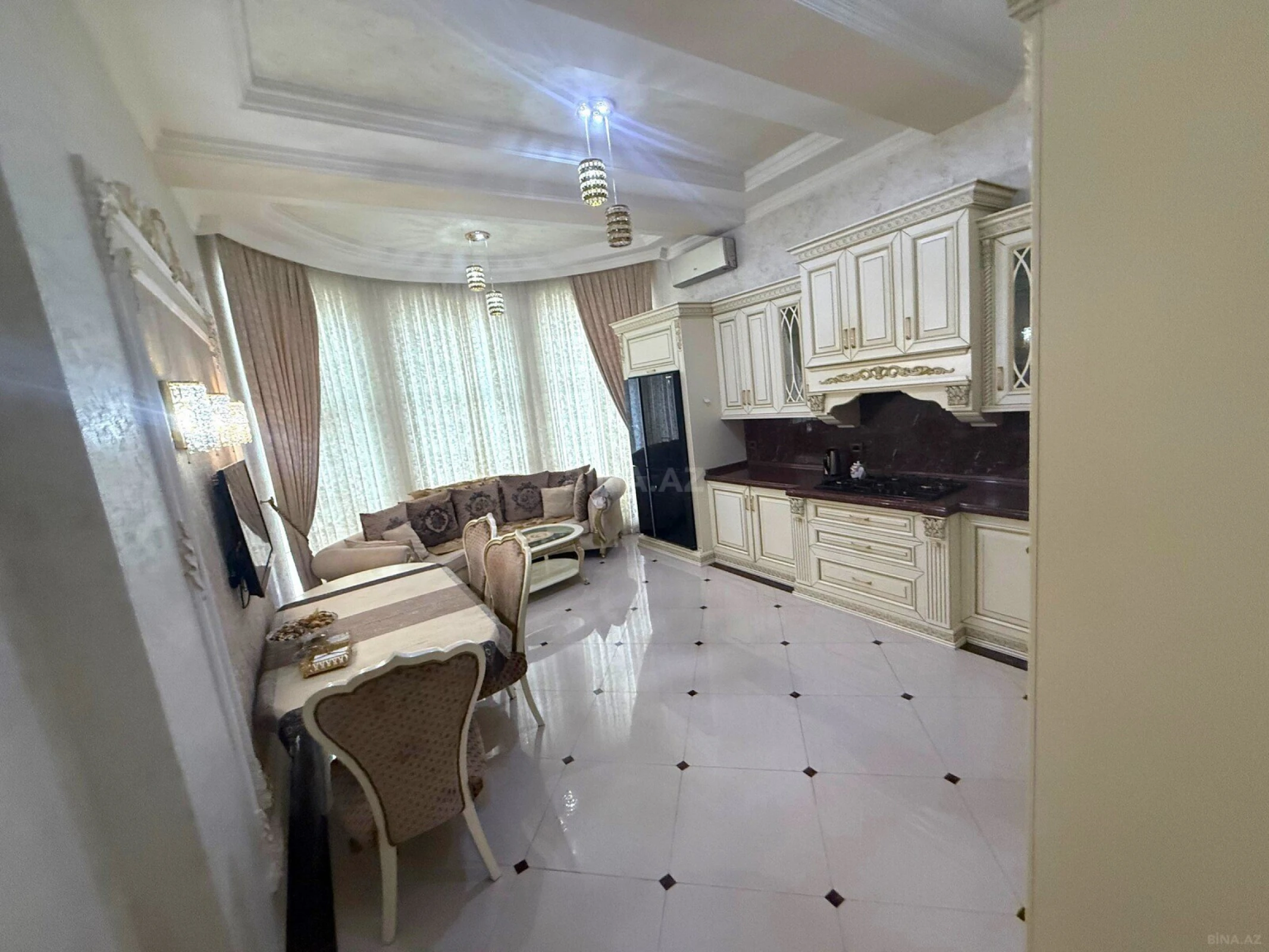 Satılır 9 otaqlı həyət evi 650 m²