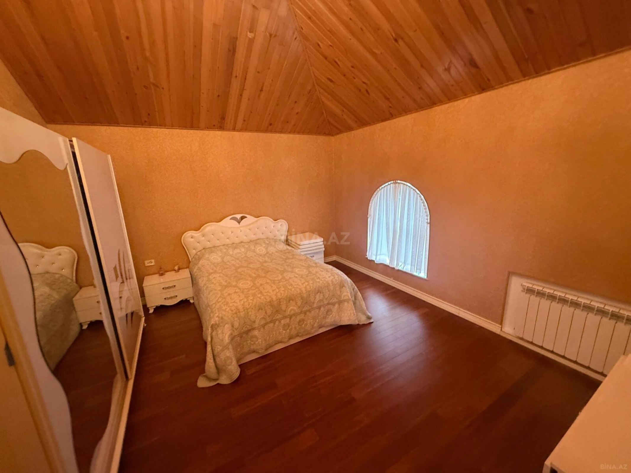 Satılır 9 otaqlı həyət evi 650 m²