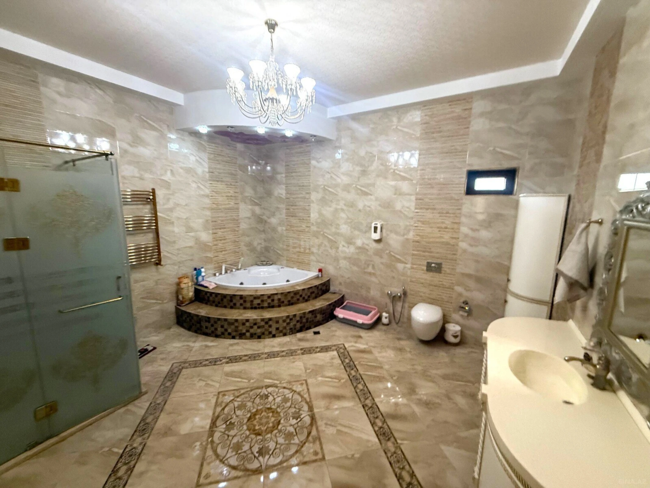 Satılır 9 otaqlı həyət evi 650 m²