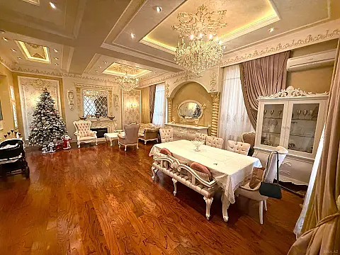 Satılır 9 otaqlı həyət evi 650 m²