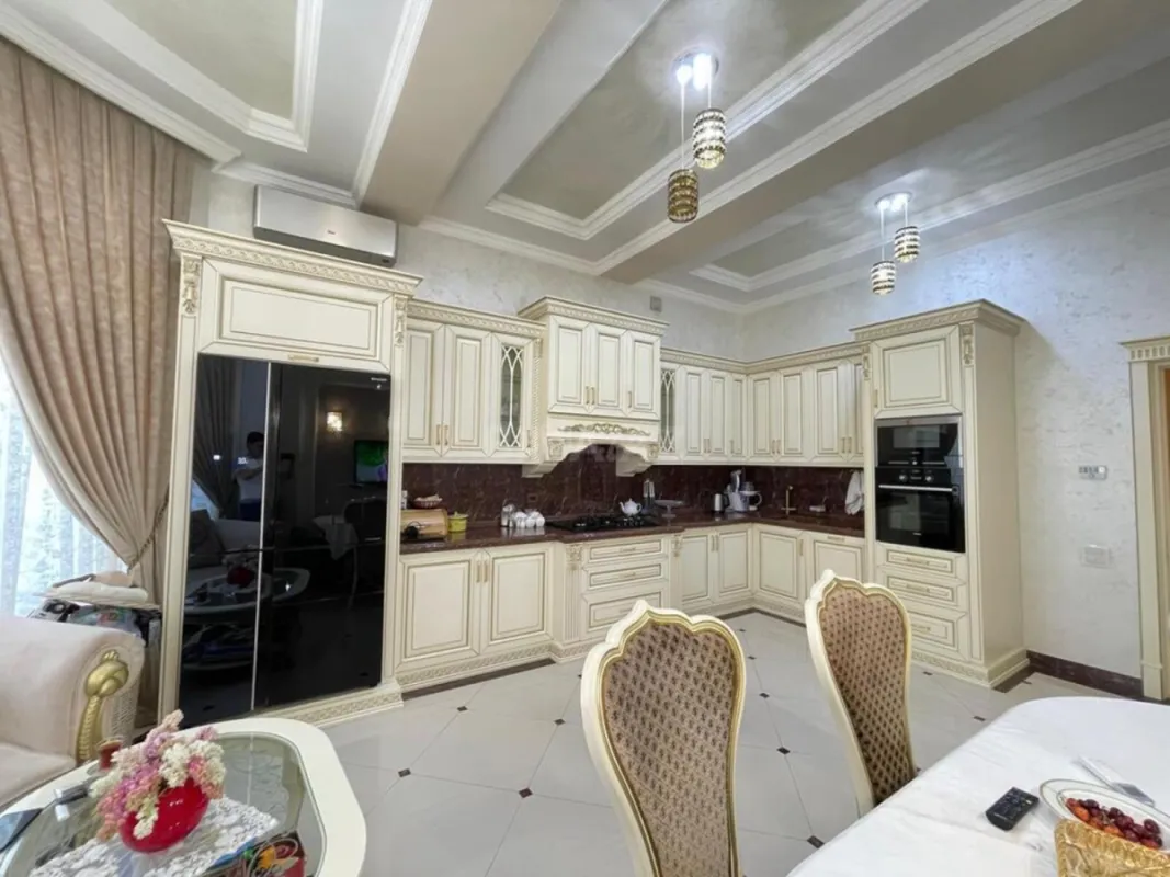 Satılır 9 otaqlı həyət evi 650 m²