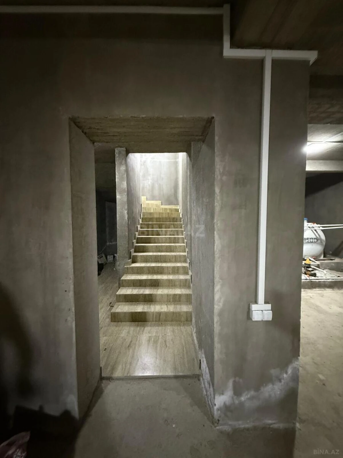 Satılır 9 otaqlı həyət evi 650 m²