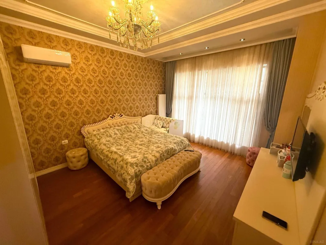Satılır 9 otaqlı həyət evi 650 m²