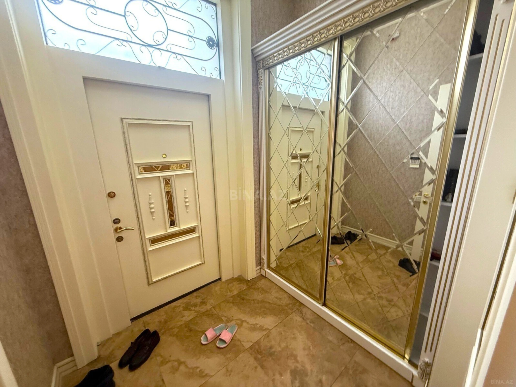 Satılır 9 otaqlı həyət evi 650 m²